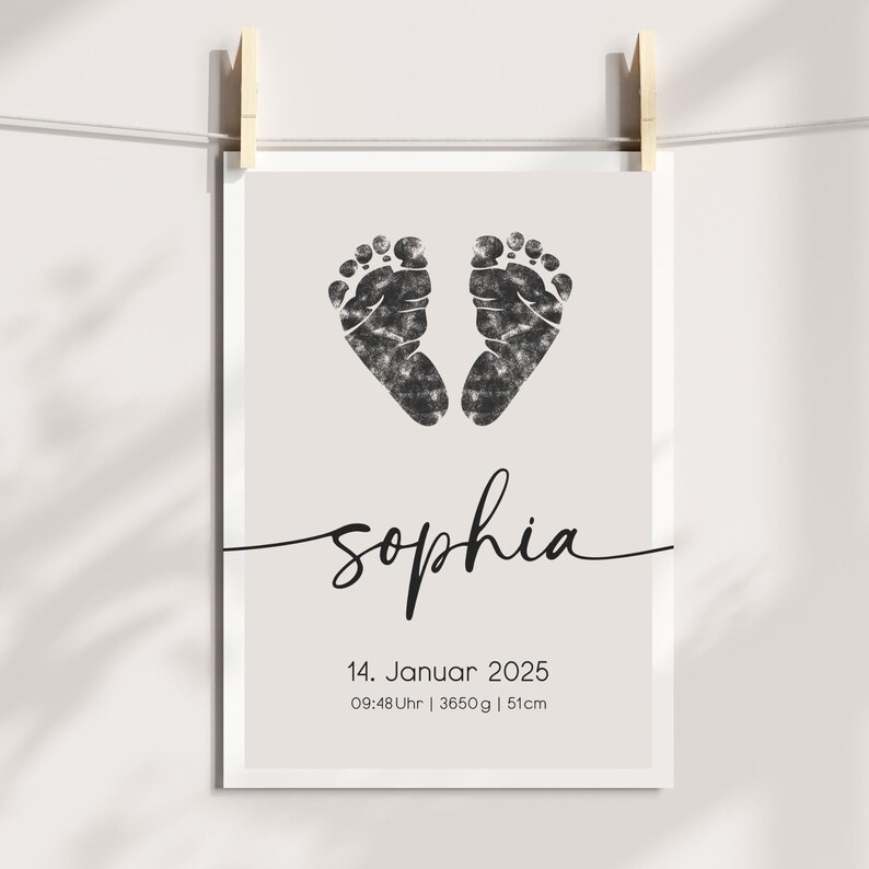 Peut inclure: Une empreinte de pied de b&eacute;b&eacute; noir et blanc avec le nom "sophia" &eacute;crit en cursive en dessous. La date "14. Januar 2025" et l'heure "09:48 Uhr | 3650 g | 51 cm" sont imprim&eacute;es sous le nom.