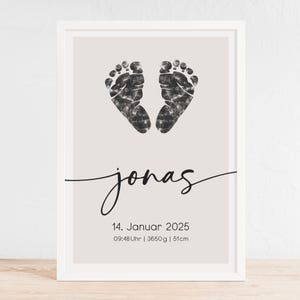 Peut inclure: Une affiche imprimable beige avec des empreintes de pieds noires en forme de c&oelig;ur. Le texte "jonas" est &eacute;crit en cursive sous les empreintes de pieds. La date "14. Januar 2025" et l'heure "09:48 Uhr | 3650 g | 51 cm" sont imprim&eacute;es sous le nom.