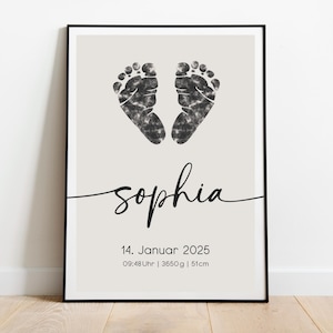 Peut inclure: Une impression d'art avec des empreintes de pieds de b&eacute;b&eacute; en noir et blanc avec le nom "Sophia" et la date "14. Januar 2025" et l'heure "09:48Uhr | 3650g | 51cm".