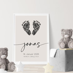 Peut inclure: Une affiche imprimable beige avec des empreintes de pieds noires et le texte "jonas" en &eacute;criture cursive. La date "14. Januar 2025" et l'heure "09:48Uhr | 3650g | 51cm" sont imprim&eacute;es sous le nom.