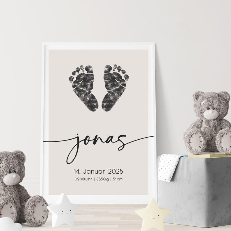 Peut inclure: Une affiche imprimable beige avec des empreintes de pieds noires et le texte "jonas" en &eacute;criture cursive. La date "14. Januar 2025" et l'heure "09:48Uhr | 3650g | 51cm" sont imprim&eacute;es sous le nom.