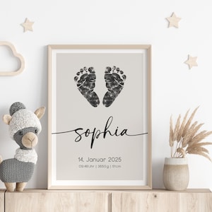 Peut inclure: Une affiche imprimable beige avec des empreintes de pieds noires et le nom "sophia" en cursive. L'affiche comprend &eacute;galement la date "14. Januar 2025", l'heure "09:48 Uhr", le poids "3650 g" et la longueur "51 cm".
