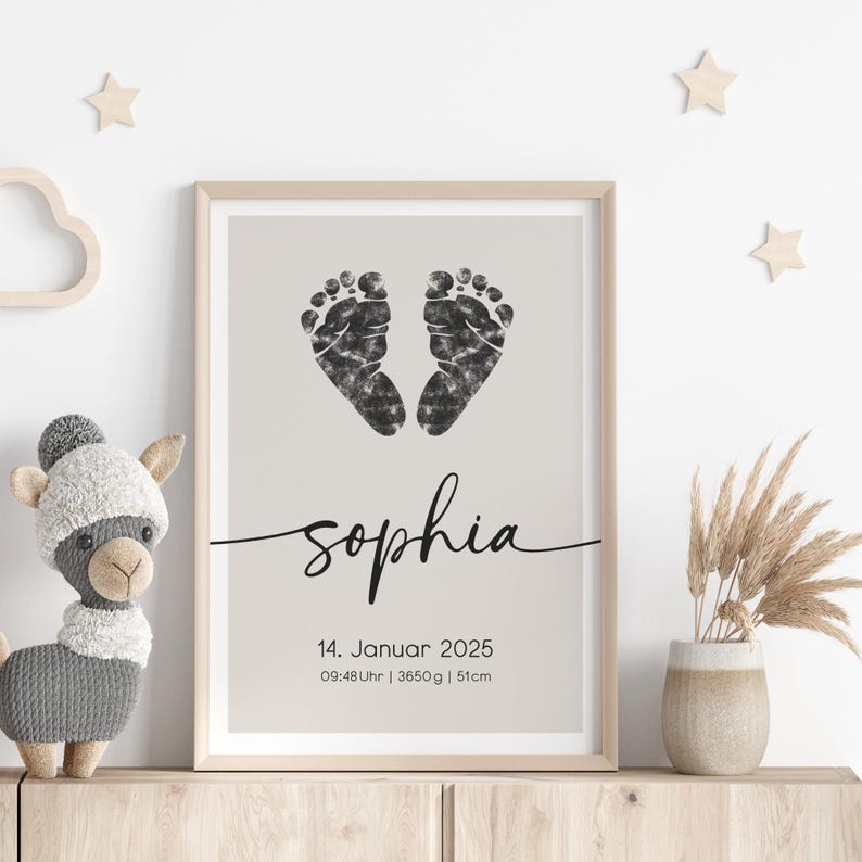 Peut inclure: Une affiche imprimable beige avec des empreintes de pieds noires et le nom "sophia" en cursive. L'affiche comprend &eacute;galement la date "14. Januar 2025", l'heure "09:48 Uhr", le poids "3650 g" et la longueur "51 cm".