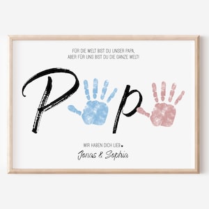 Könnte beinhalten: Ein weißer Hintergrund mit schwarzem Text, der "FÜR DIE WELT BIST DU UNSER PAPA, ABER FÜR UNS BIST DU DIE GANZE WELT!" lautet. Das Wort "Papa" ist in großen schwarzen Buchstaben mit zwei Handabdrücken, einem blauen und einem rosa, in der Mitte des Wortes geschrieben. Der Text "WIR HABEN DICH LIEB" ist in schwarzen Buchstaben unter den Handabdrücken geschrieben. Die Namen "Jonas & Sophia" sind in schwarzen Buchstaben unter dem Text geschrieben.