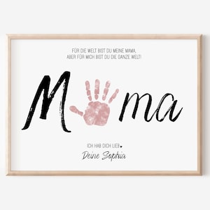 Puede incluir: Un estampado enmarcado con la palabra "Mama" en escritura negra y una huella de mano rosa. El texto de arriba dice "Para el mundo eres mi mam&aacute;, &iexcl;pero para m&iacute; eres todo el mundo!" Debajo, dice "Te amo" y "Tu Sophia."