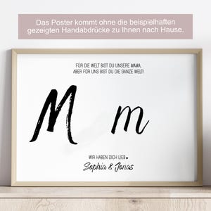Puede incluir: Un p&oacute;ster blanco enmarcado con caligraf&iacute;a negra. El p&oacute;ster presenta las letras "M" y "m", con texto arriba y abajo. El texto incluye los nombres "Sophia & Jonas". El marco es de color beige claro.