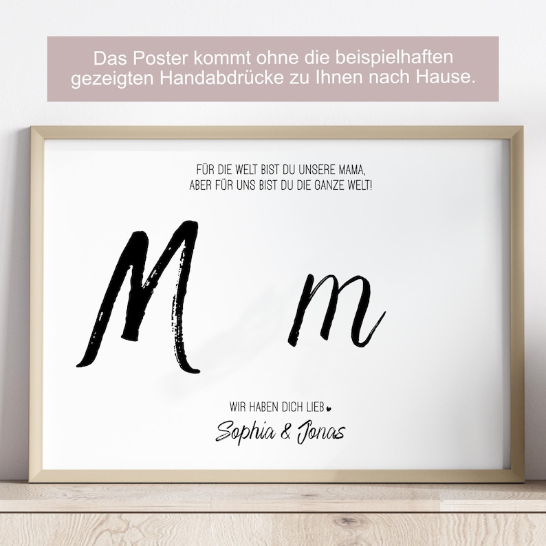 Puede incluir: Un p&oacute;ster blanco enmarcado con caligraf&iacute;a negra. El p&oacute;ster presenta las letras "M" y "m", con texto arriba y abajo. El texto incluye los nombres "Sophia & Jonas". El marco es de color beige claro.