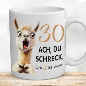 Könnte beinhalten: Weiße Keramiktasse mit einer Cartoon-Lama-Illustration und dem Text "30 ACH, DU SCHRECK, Die 2 ist weg!"