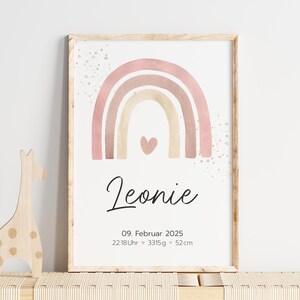 Peut inclure: Un arc-en-ciel aquarelle rose et beige avec un petit c&oelig;ur au centre. Le nom Leonie est &eacute;crit sous l'arc-en-ciel, ainsi que la date 09. Februar 2025, 22:18Uhr, 3315g et 52cm.