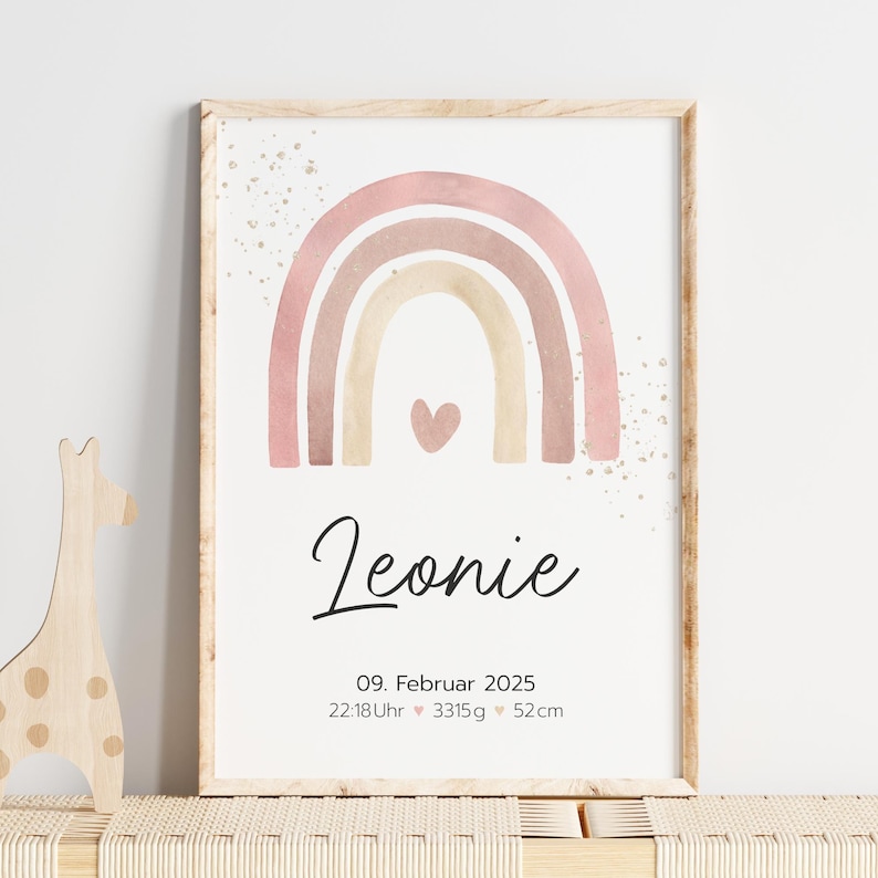 Peut inclure: Un arc-en-ciel aquarelle rose et beige avec un petit c&oelig;ur au centre. Le nom Leonie est &eacute;crit sous l'arc-en-ciel, ainsi que la date 09. Februar 2025, 22:18Uhr, 3315g et 52cm.