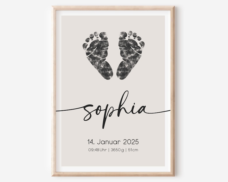 Peut inclure: Une impression d'art imprimable beige avec des empreintes de pieds noires et le nom "Sophia" &eacute;crit en cursive. La date "14. Januar 2025" et l'heure "09:48 Uhr | 3650 g | 51 cm" sont &eacute;galement imprim&eacute;es en encre noire.
