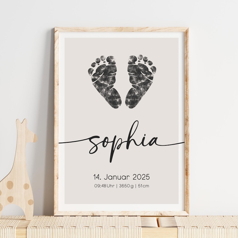 Peut inclure: Une empreinte de pied de b&eacute;b&eacute; noir et blanc avec le nom "Sophia" &eacute;crit en cursive en dessous. La date "14. Januar 2025" et l'heure "09:48 Uhr | 3650 g | 51 cm" sont imprim&eacute;es sous le nom.