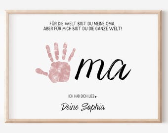 May include: A pink handprint with the word "ma" in black cursive script. The text "FÜR DIE WELT BIST DU MEINE OMA, ABER FÜR MICH BIST DU DIE GANZE WELT!" is above the handprint. The text "ICH HAB DICH LIEB" and "Deine Sophia" are below the handprint.
