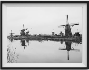 Holenderskie wiatraki. Czarno-białe zdjęcie krajobrazu z KINDERDIJK. Sztuka ścienna do druku, pobieranie cyfrowe.