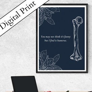 Könnte beinhalten: Ein dunkelblauer druckbarer Poster mit einer weißen Umrandung eines Knochens und einem humorvollen Zitat: "Du denkst vielleicht nicht, dass es lustig ist, aber ich finde es humerus."