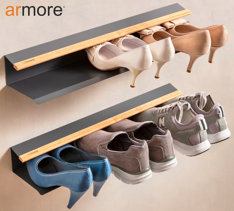 Op de afbeelding: Twee wandbevestigde schoenenrekken met een bamboe-inzet. De bovenste plank heeft twee paar beige hoge hakken en de onderste plank heeft twee paar grijze sneakers en twee paar blauwe hoge hakken.