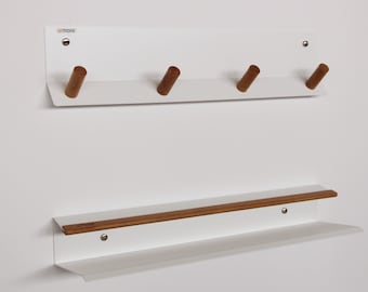 Witte wandgemonteerde schoenenrek en kapstokset. Moderne, ruimtebesparende schoenenrek en kapstokset van metaal en hout.