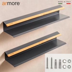 Op de afbeelding: Twee zwarte metalen planken met houten rails. De planken zijn aan een muur gemonteerd en hebben een lichte hoek. De planken zijn gemaakt in Itali&euml;. De afbeelding toont ook schroeven en pluggen.
