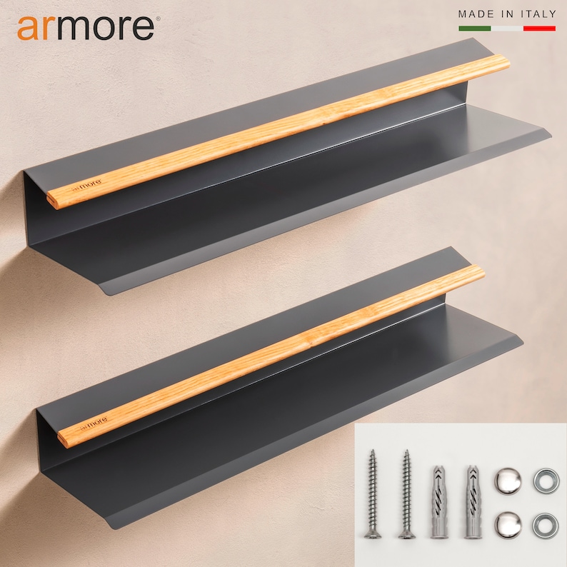 Op de afbeelding: Twee zwarte metalen planken met houten rails. De planken zijn aan een muur gemonteerd en hebben een lichte hoek. De planken zijn gemaakt in Itali&euml;. De afbeelding toont ook schroeven en pluggen.