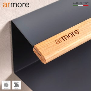 Op de afbeelding: Een grijs metalen plank met een houten bovenkant. De plank is aan een muur gemonteerd en heeft het woord "armore" op het hout gedrukt. De plank is gemaakt in Itali&euml;.