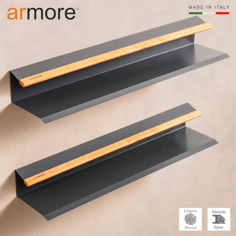 Op de afbeelding: Twee zwevende planken met een houten accent. De planken zijn van metaal en donkergrijs. De planken zijn aan een muur bevestigd. De tekst "armore" is zichtbaar in de linkerbovenhoek van de afbeelding. De tekst "MADE IN ITALY" is zichtbaar in de rechterbovenhoek van de afbeelding.