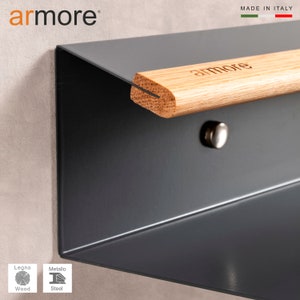 Op de afbeelding: Een grijs metalen wandrek met een houten handvat. Het handvat heeft het woord "armore" erop gegraveerd. Het rek is gemaakt in Itali&euml;.