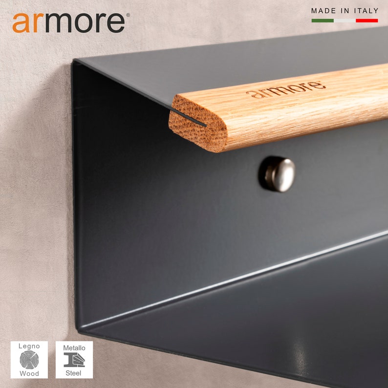 Op de afbeelding: Een grijs metalen wandrek met een houten handvat. Het handvat heeft het woord "armore" erop gegraveerd. Het rek is gemaakt in Itali&euml;.