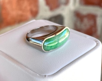 Grüne Jade Cabochon Ring 14K Weißgold Längliche Ovale Lünette Set