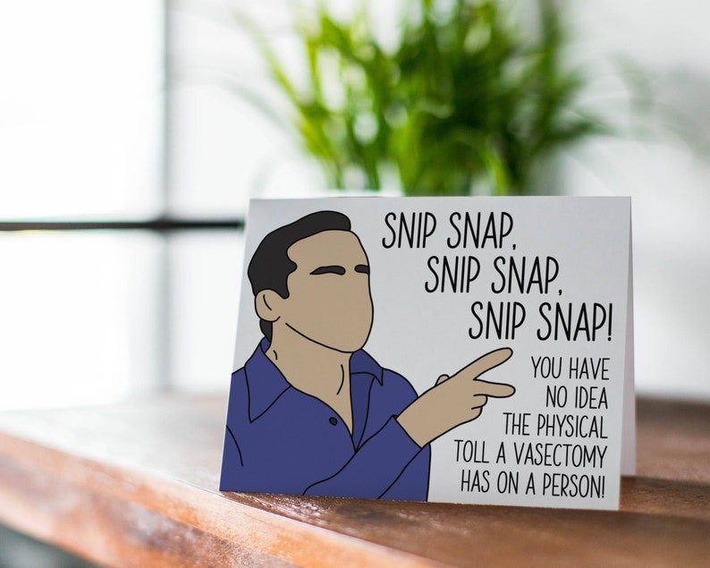 Może przedstawiać: Biała kartka z kresk&oacute;wkową ilustracją osoby z brązowymi włosami i niebieską koszulą. Tekst na kartce brzmi "SNIP SNAP. SNIP SNAP. SNIP SNAP! YOU HAVE NO IDEA THE PHYSICAL TOLL A VASECTOMY HAS ON A PERSON!"