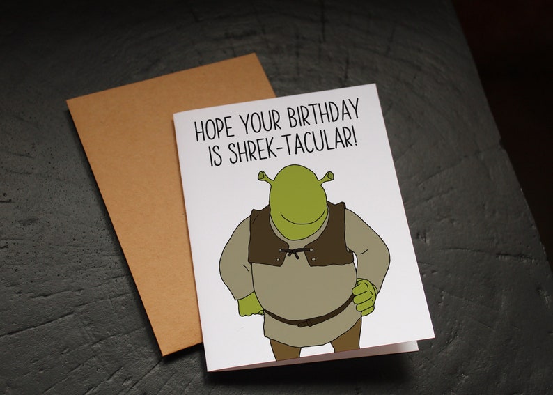 K&ouml;nnte beinhalten: Eine wei&szlig;e Karte mit einer gr&uuml;nen Oger-Karikatur und dem Text "Ich hoffe, dein Geburtstag ist Shrek-takul&auml;r!"
