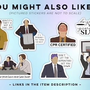 Może przedstawiać: Zestaw dziewięciu naklejek z motywem serialu &bdquo;The Office&rdquo;, przedstawiających postacie z serialu. Naklejki zawierają cytaty z serialu, takie jak &bdquo;Kradzież tożsamości to nie żart, Jim&rdquo; i &bdquo;Certyfikat CPR&rdquo;.
