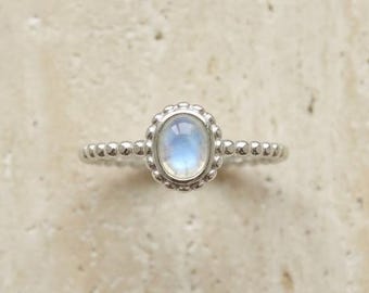 Anillo de plata de ley con piedra lunar, joyería de cristal arcoíris, delicado anillo apilable con gema ovalada, regalo de piedra natal para ella.