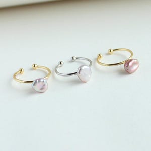 Keshi Perlenring: Regenbogenperlenring, Minimaler dünner Ring, Stapelbarer Ring Gold, Einstellbare echte Barockperlenring, Juni Geburtsstein