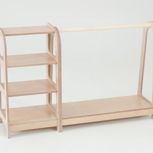 Op de afbeelding: Een houten kledingrek met een plankeneenheid. Het rek heeft een enkele stang om kleding aan te hangen en een onderplank. De plankeneenheid heeft drie planken.