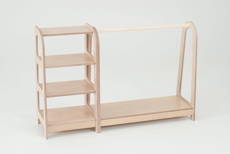 Op de afbeelding: Een houten kledingrek met een plankeneenheid. Het rek heeft een enkele stang om kleding aan te hangen en een onderplank. De plankeneenheid heeft drie planken.