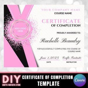 Pode incluir: Um modelo de certificado rosa e branco com o texto "Certificado de Conclusão". O design inclui uma fita rosa, detalhes em preto e um espaço para adicionar um logotipo. A parte inferior da imagem diz "Modelo de Certificado de Conclusão DIY".