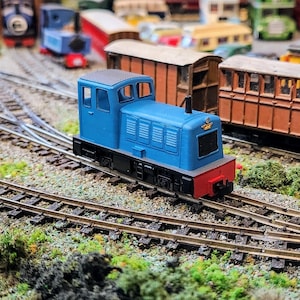 Freelance &quot;Matchbox&quot; Diesel Locomotive - Fits Kato 11-109 Chassis - 009 Narrow Gauge, 3D Printed Kit