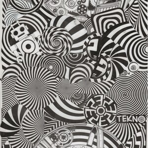 Könnte beinhalten: Schwarz-weiße abstrakte Kunst mit einer Vielzahl geometrischer Formen, darunter Spiralen, Kreise und Streifenmuster. Das Design enthält mechanische Elemente wie Zahnräder und einen Roboter, mit dem Wort "TEKNO" sichtbar.