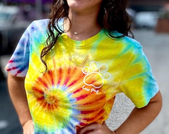 Ręcznie robiona koszulka z tęczowym nadrukiem Ice Dyed, prezent dla ratownika psów, weterynarza, miłośnika zwierząt, koszulka Luv Pup Spiral Tie-Dye, koszulka z nadrukiem łapy w kształcie serca