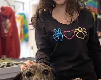 Camiseta con mensaje "Paz, amor y cachorros" / Camiseta para amantes de los perros / Camiseta hippie para mamás de perros / Camiseta con un perro genial / Regalo lindo para amantes de los perros / Camiseta retro para perros