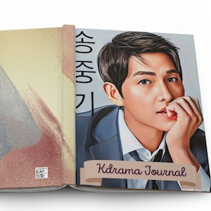 Può includere: Un diario chiuso con una copertina in stile acquerello con sfumature di grigio, rosa e giallo. La copertina anteriore presenta il testo "Kdrama Journal" in un banner color borgogna. La copertina posteriore presenta il testo "소중히" in nero.