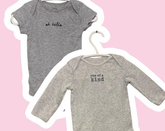 Bundel babyromper 6 maanden | Grijze bodysuit met print | Genderneutraal | Geliefd