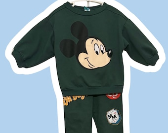 Mickey-joggingpak 18 maanden | Tweedelige babyset met grafische print | Donkergroen | Pre-geliefde outfit