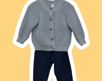 Tweedelig babyset 18 maanden | Blauw gebreid vest en joggingbroek | Pre-Loved babykleding