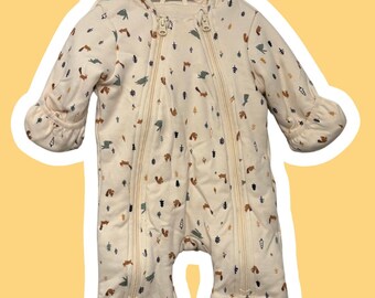 Genderneutraal kinderwagenpak voor pasgeborenen, maat 0-3 maanden | Geliefd/gebruikt | Neutraal Forrest Friends-patroon