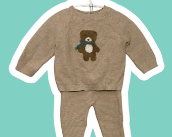 Tweedelig babyset 6 maanden | Genderneutraal | Teddybeertrui en -broek | Pre-Loved babykleding