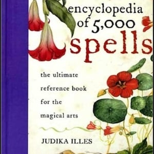 Puede incluir: Portada de libro con el título "Enciclopedia de 5.000 hechizos" en rojo y negro. El subtítulo es "El libro de referencia definitivo para las artes mágicas". El nombre del autor es "Judika Illes". La portada presenta una ilustración botánica de una planta con flores rojas y hojas verdes.