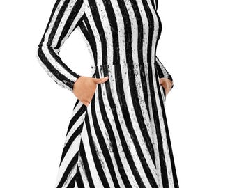 Vestido midi gótico com listras verticais em preto e branco, estilo desgastado, mangas compridas. Moda alternativa e presente exclusivo para mulheres.