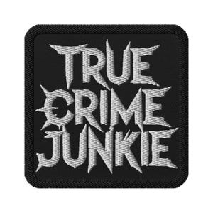 Könnte beinhalten: Schwarzer quadratischer Aufnäher mit weiß gesticktem Text "TRUE CRIME JUNKIE". Der Text ist in einer stilisierten, kantigen Schriftart gehalten. Der Aufnäher hat einen schwarzen Rand und ist zum Aufnähen gedacht.
