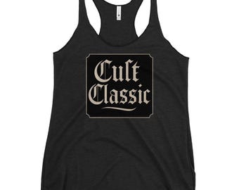 Puede incluir: Camiseta sin mangas negra con las palabras "Cult Classic" en una fuente vintage dentro de un marco rectangular. El texto es de color beige claro, y la camiseta sin mangas tiene cuello redondo y diseño de espalda nadadora.